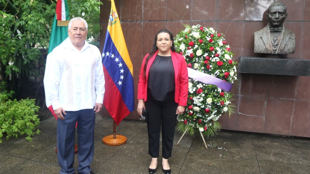 Embajada de México en Venezuela realizó ofrenda floral en honor a Benito Juárez por aniversario de su fallecimiento